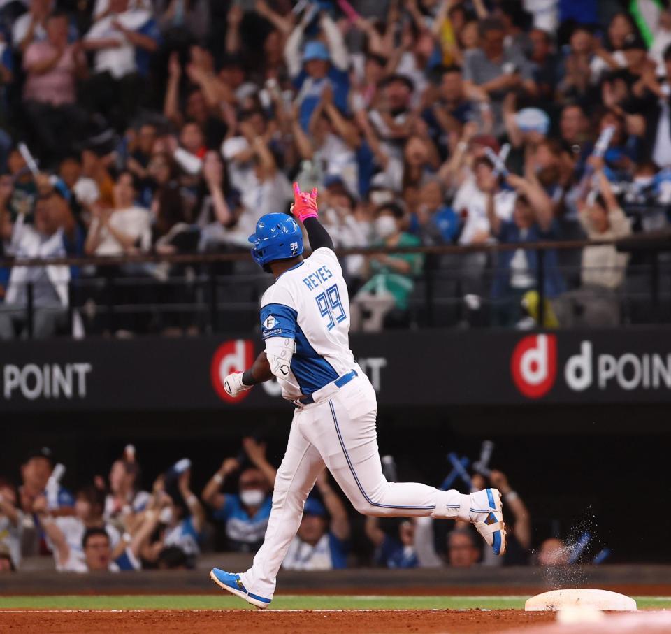 　６回、２ランを放ち、ポーズをとりながらダイヤモンドを回るレイエス（撮影・中島達哉）