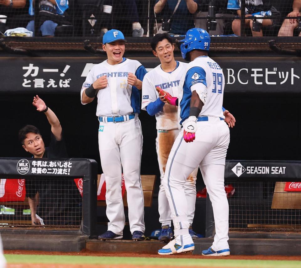 　６回、２ランを放ったレイエス（右）をゴリラパフォーマンスで迎える清宮幸（中央）ら日本ハムナイン（撮影・中島達哉）