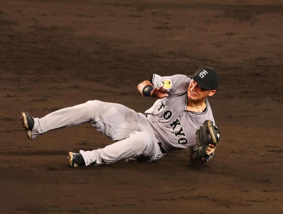 　５回、吉川は近本の打球を好捕し併殺を決める（撮影・山口登）