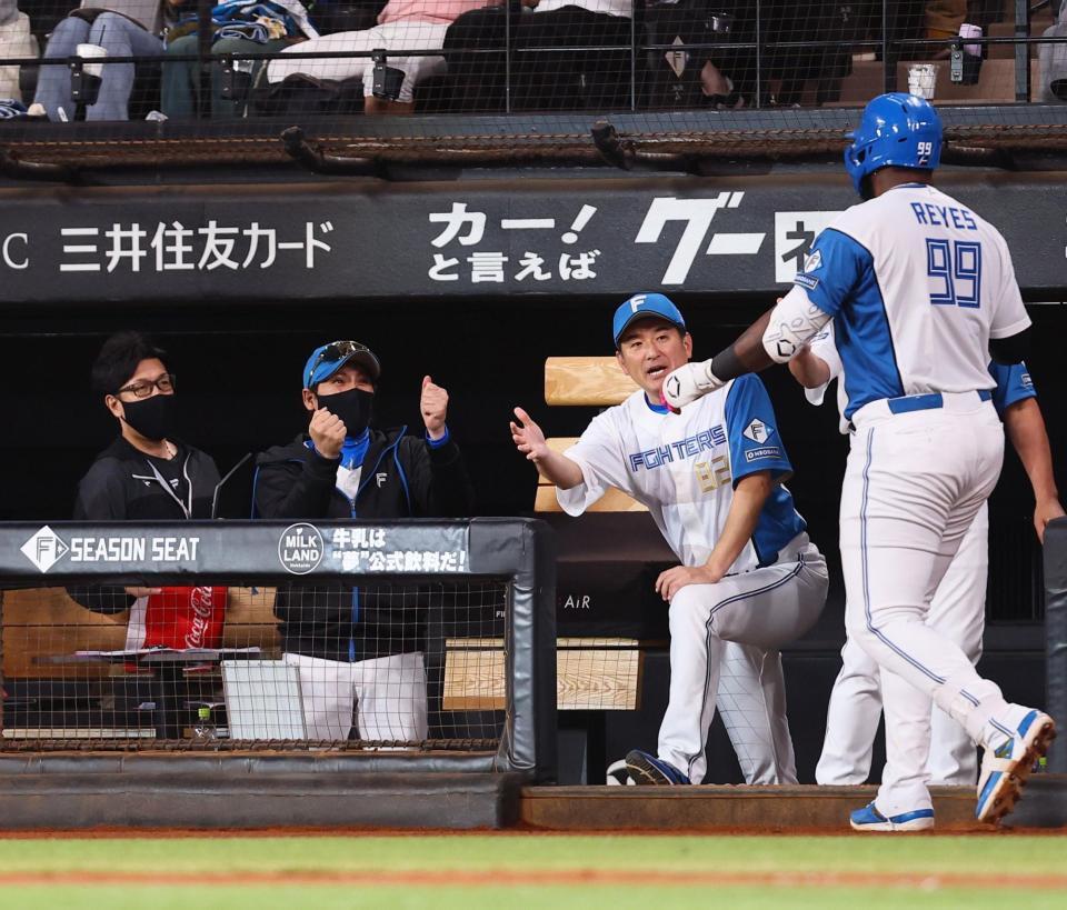 　６回、２ランを放ったレイエス（９９）を迎える新庄監督（左から２人目）＝撮影・中島達哉