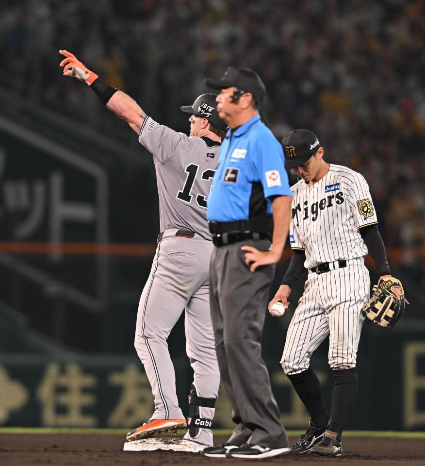 　６回、走者一掃の適時二塁打を放ち二塁上でポーズを決めるキャベッジ（左）＝撮影・西田忠信