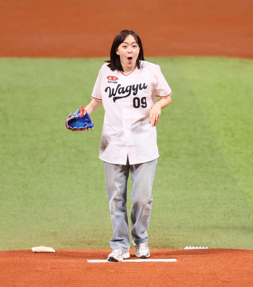 　始球式を務め、驚く表情をみせる石川佳純さん（撮影・中島達哉）