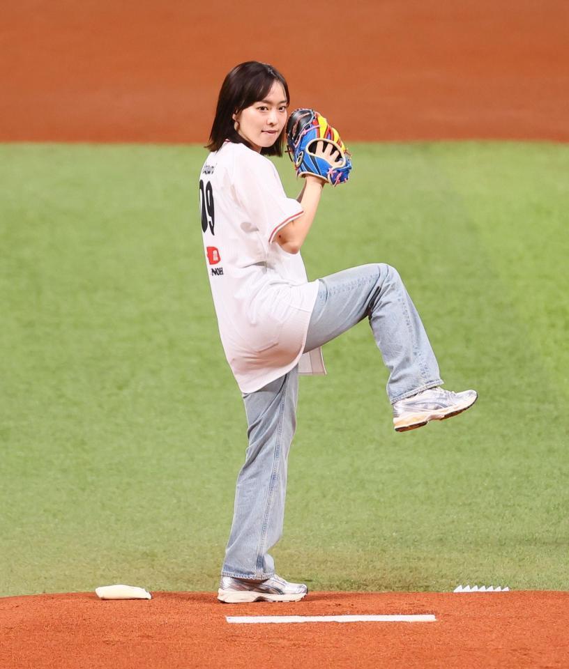 　始球式を務める石川佳純さん（撮影・中島達哉）