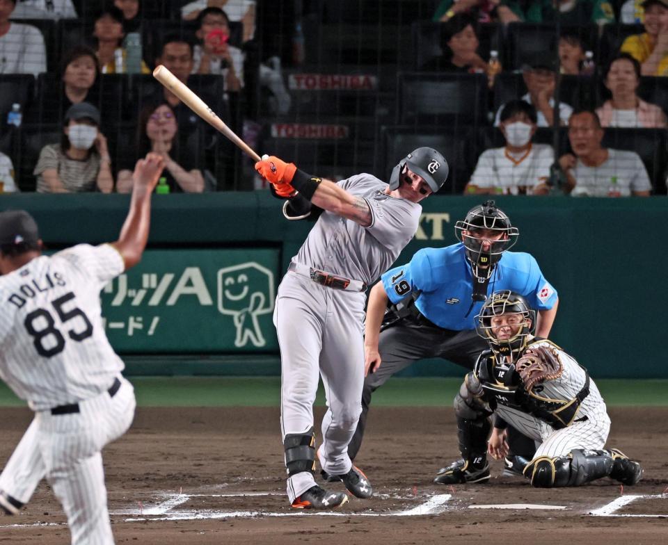 　６回、右中間へ走者一掃となる適時二塁打を放つキャベッジ（撮影・立川洋一郎）