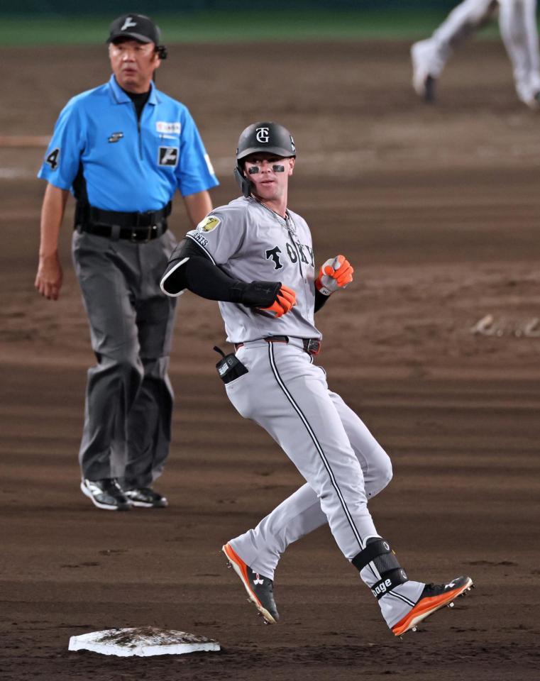 　６回、右中間へ走者一掃となる適時打を放ち二塁で止まるキャベッジ（撮影・立川洋一郎）