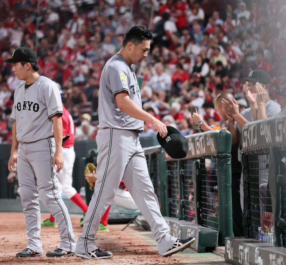 　肩を落としてベンチへ引き揚げる田中将＝２８日