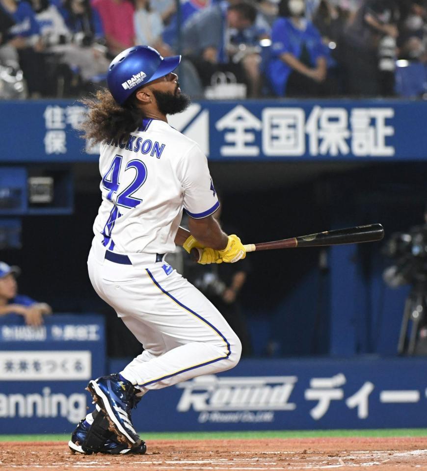 　２回、ジャクソンは左中間に１号先制３ランを放つ（撮影・佐藤厚）