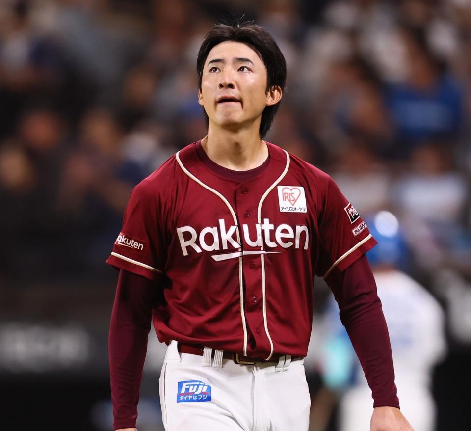 　６回、４点を先制され、悔しさをにじませながらベンチに下がる荘司（撮影・中島達哉）