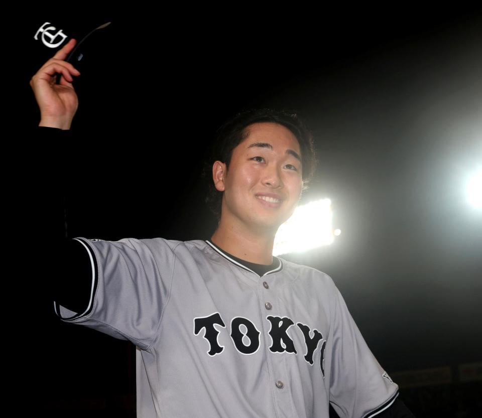 　お立ち台でファンの声援に応える山崎（撮影・北村雅宏）