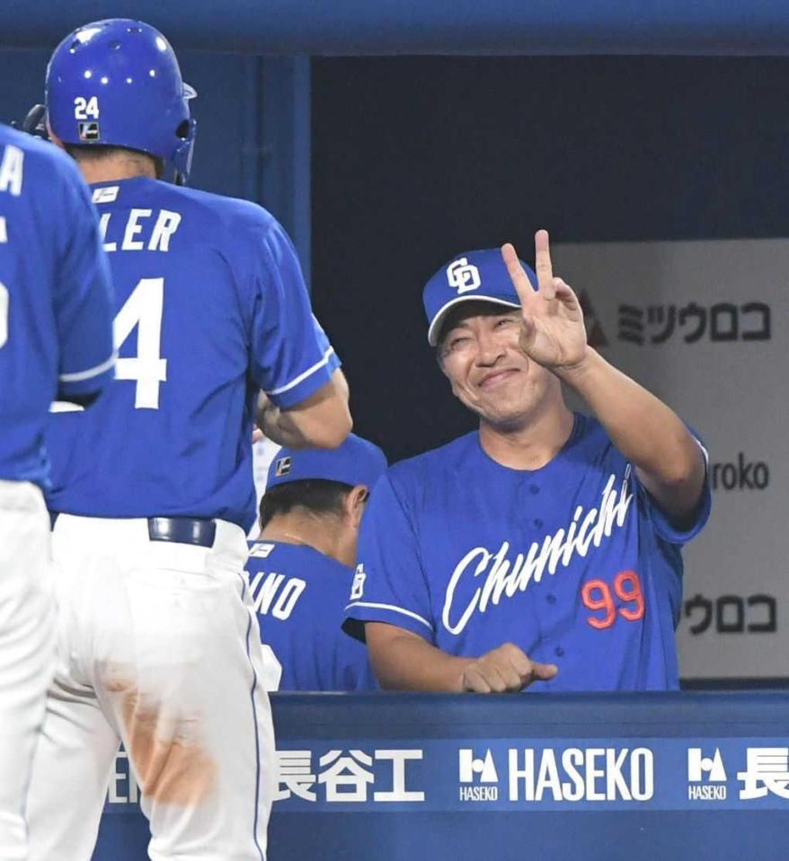 　ボスラー（左）をＶサインで迎える井上監督（撮影・佐藤厚）