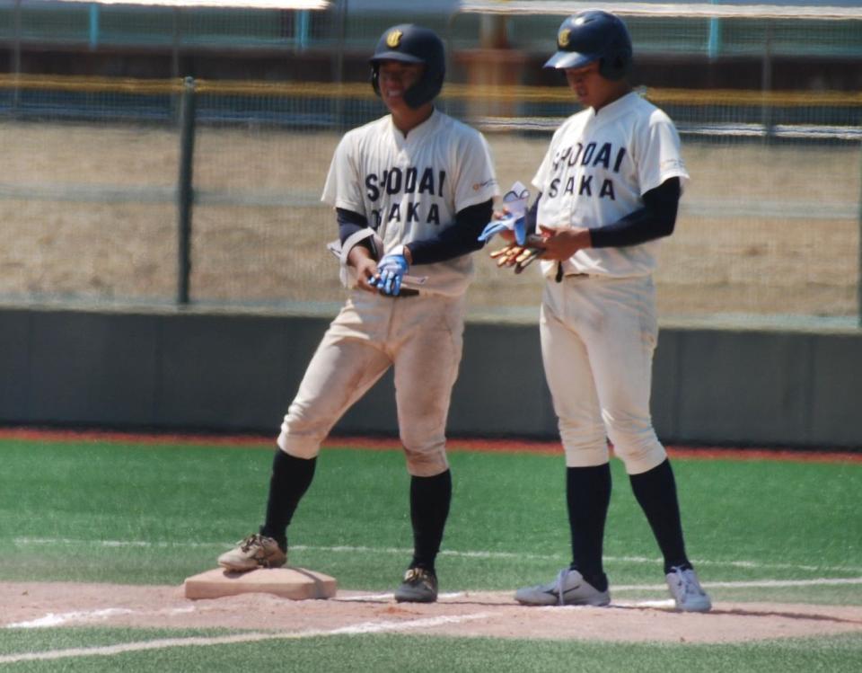 　７回に左前打を放った大商大・蜷川（左）