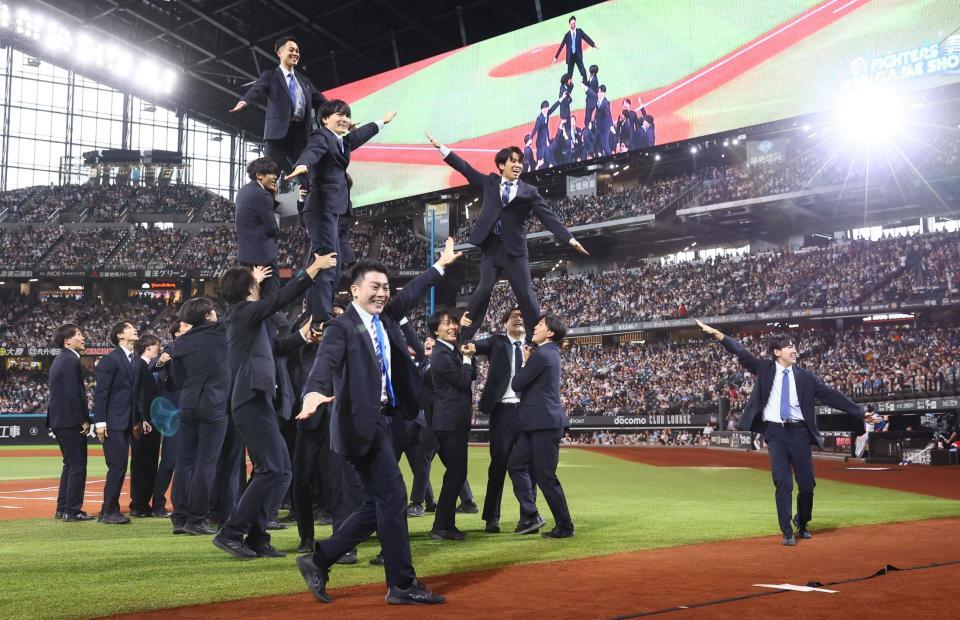 　試合前、パフォーマンスを披露するＣｈｅｅｒ　Ｒｅ－Ｍａｎ’ｓ（撮影・中島達哉）