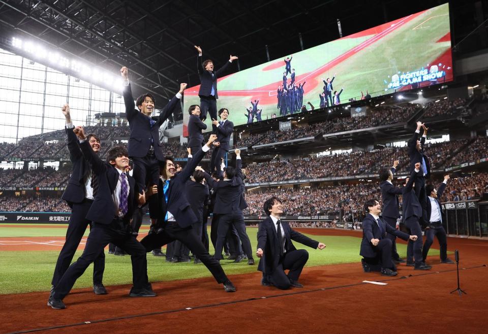 　試合前、パフォーマンスを披露するＣｈｅｅｒ　Ｒｅ－Ｍａｎ’ｓ（撮影・中島達哉）