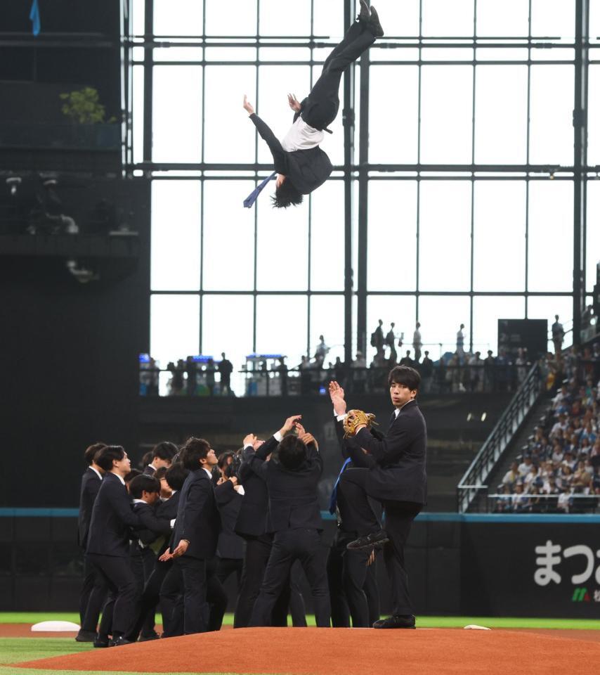 　ファーストピッチセレモニーで投球するＣｈｅｅｒ　Ｒｅ－Ｍａｎ’ｓ（撮影・中島達哉）