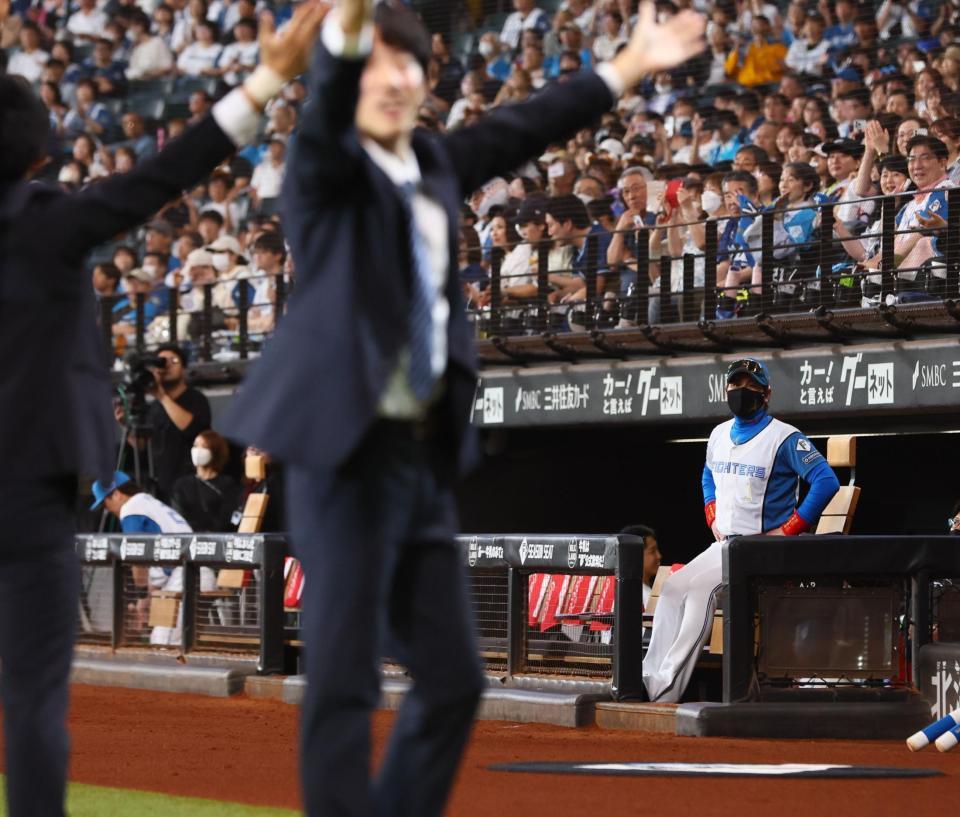 　試合前、パフォーマンスを披露するＣｈｅｅｒ　Ｒｅ－Ｍａｎ’ｓを見つめる新庄監督（撮影・中島達哉）