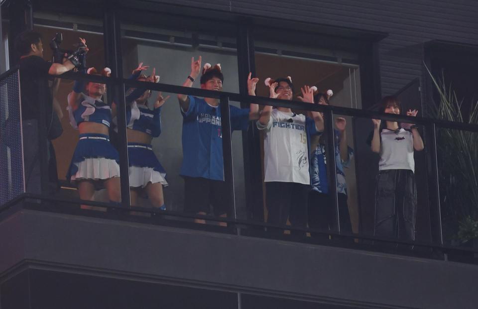 　きつねダンスを踊る陣内智則（中央左）と山本彩（右端）＝撮影・中島達哉