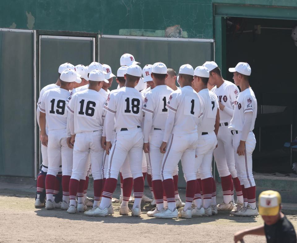 　秋季大会初戦を前に、円陣を組む広陵ナイン（撮影・市尻達拡）