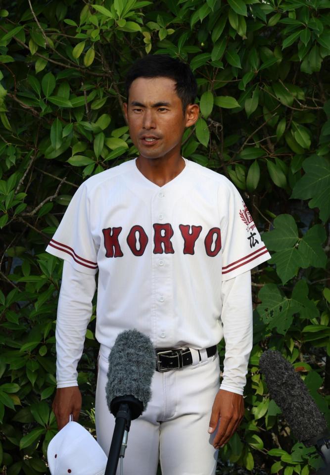 　秋季大会の初戦を白星で終え、取材に応じる松本健吾新監督（撮影・市尻達拡）
