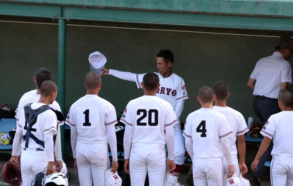 　秋季大会の初戦を白星で終え、ナインに指示を出す松本健吾新監督（撮影・市尻達拡）