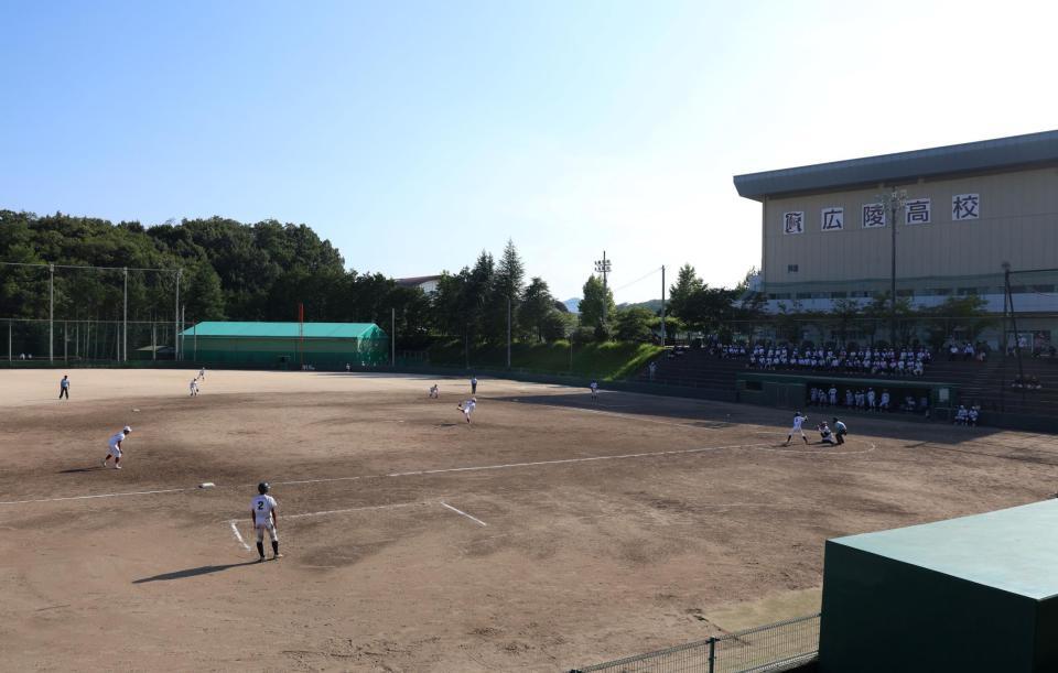 　秋季広島大会地区予選の初戦に臨む広陵ナイン（撮影・市尻達拡）