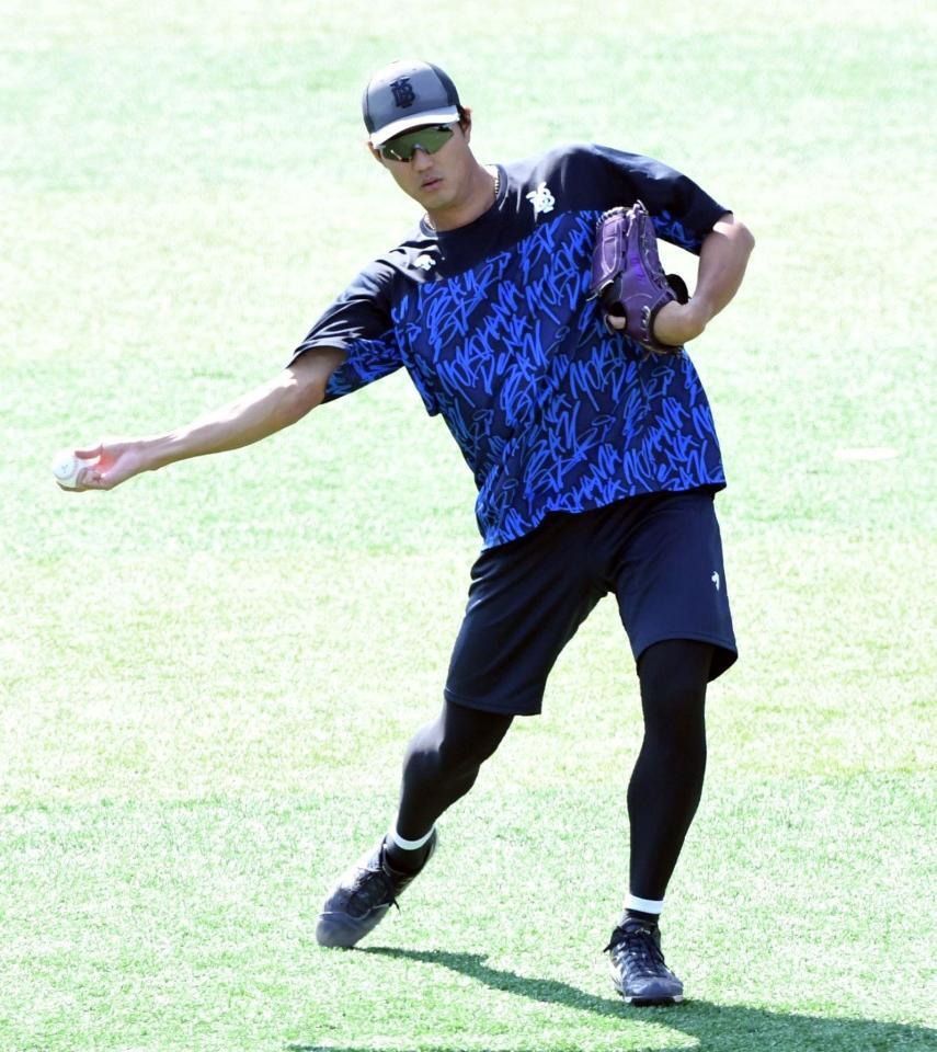 　サイドスローで投げる藤浪（撮影・佐藤厚）