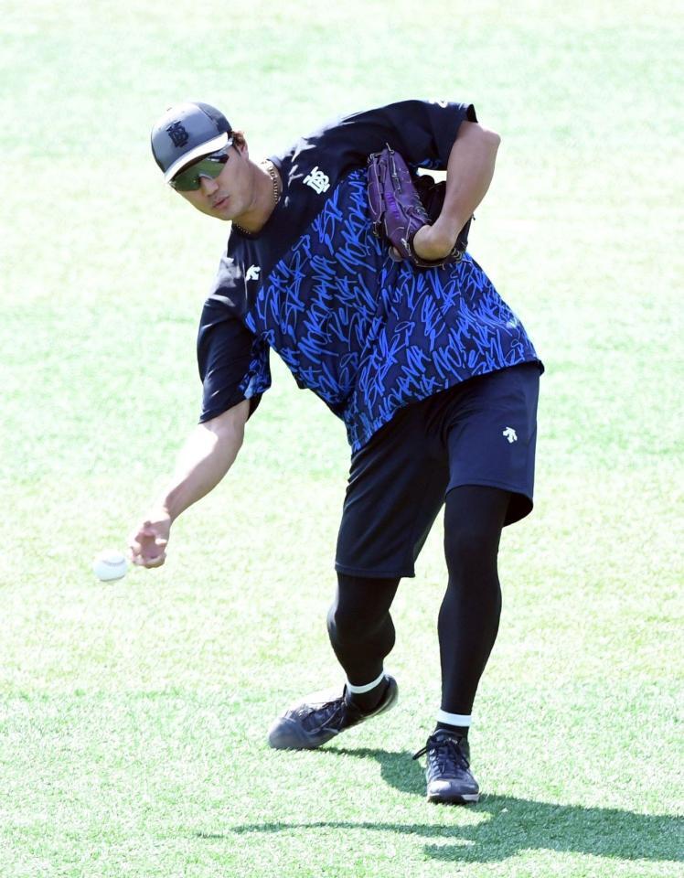 　アンダースローで投げる藤浪（撮影・佐藤厚）