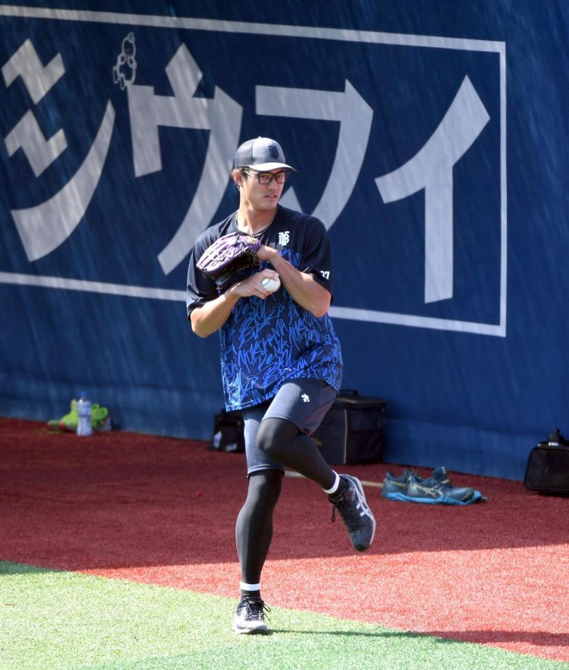 　投球フォームをチェックする藤浪（撮影・佐藤厚）