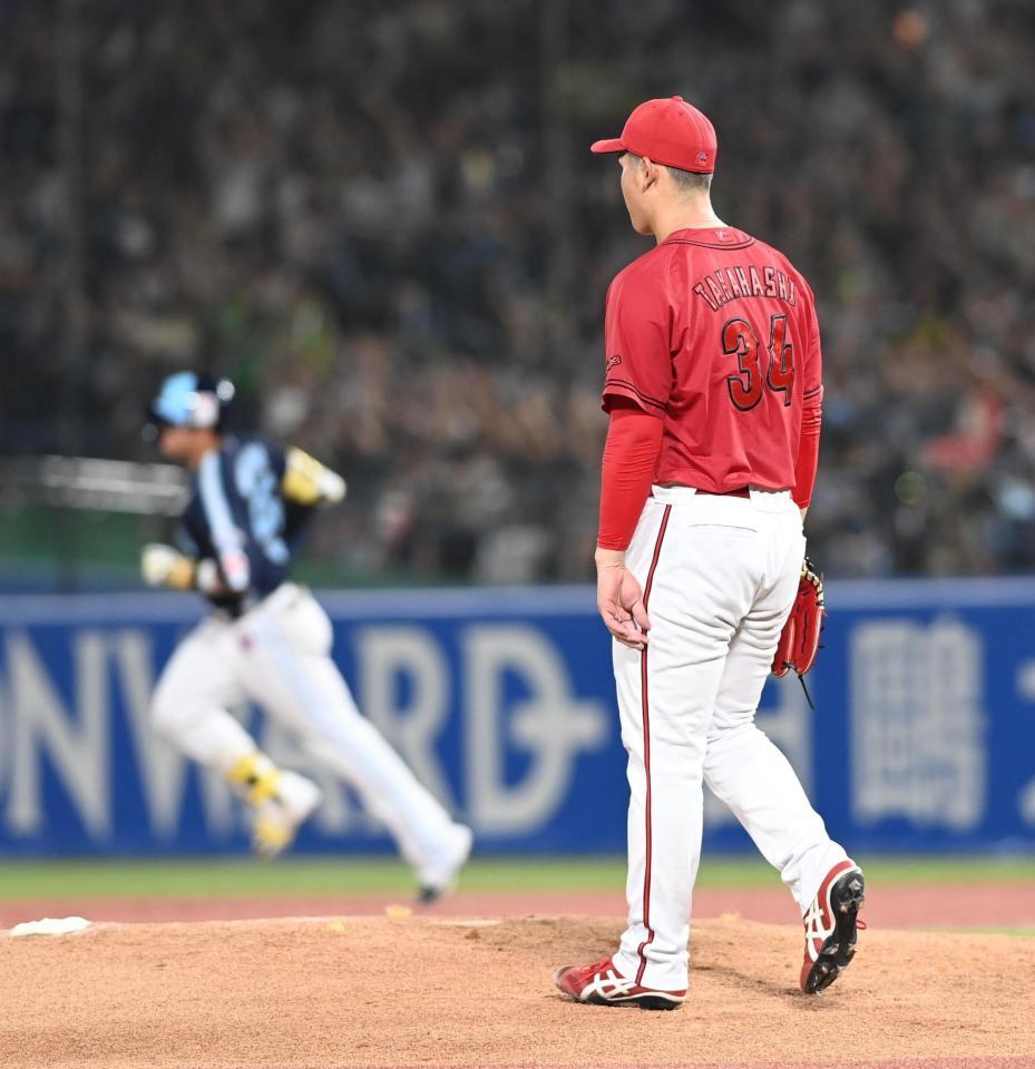 　３回、村上に一発を浴びガックリの高橋（撮影・園田高夫）