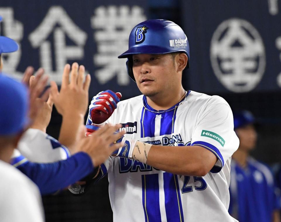 　３回、筒香は２打席連続本塁打を放ち、ベンチにがい旋する（撮影・佐藤厚）