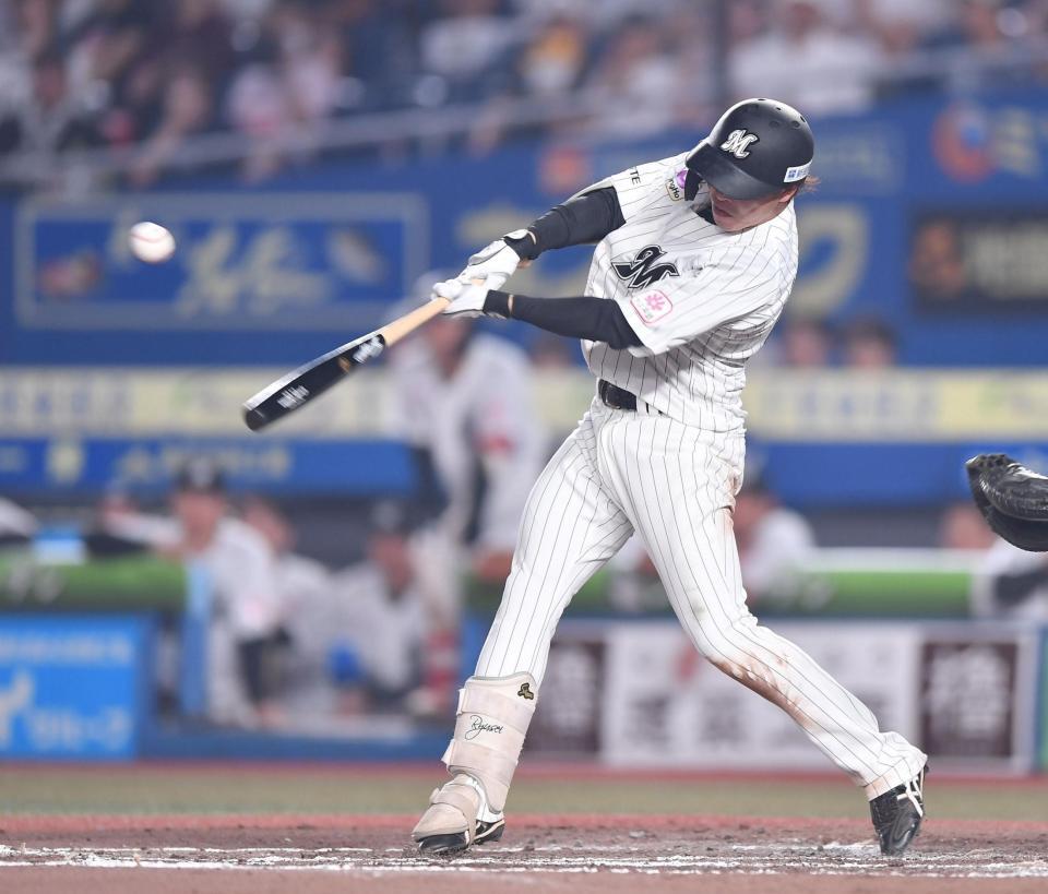 　６回、勝ち越しの左前適時打を放つ小川（撮影・開出牧）