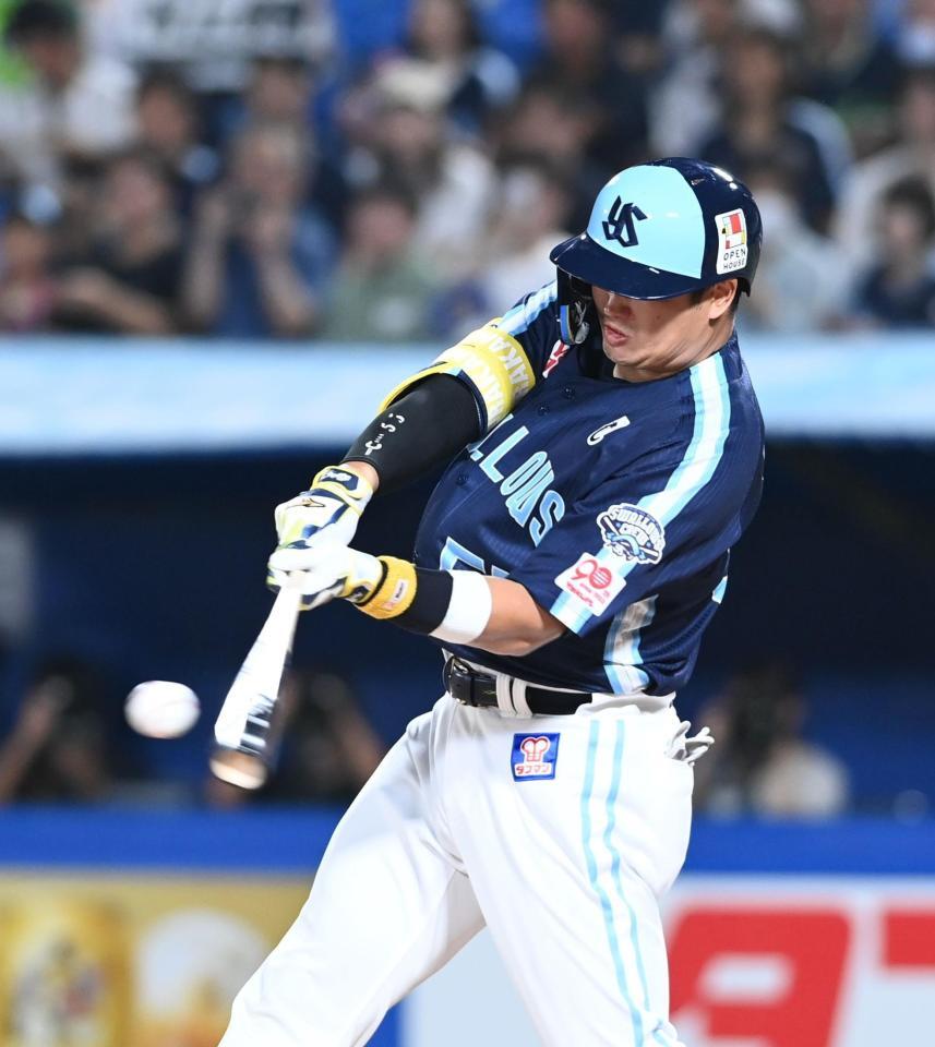 　２回、反撃の中越えソロを放った村上（撮影・園田高夫）