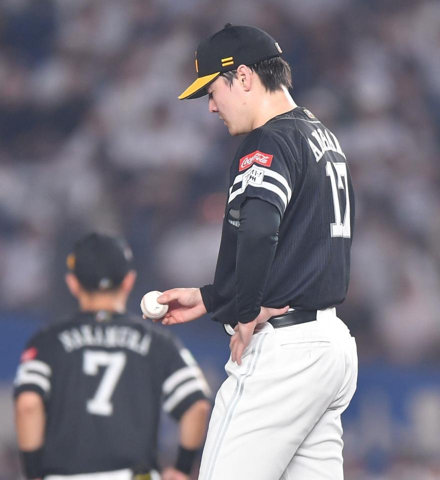 　６回、小川に勝ち越しの左前適時打を打たれ肩を落とす有原（撮影・開出牧）