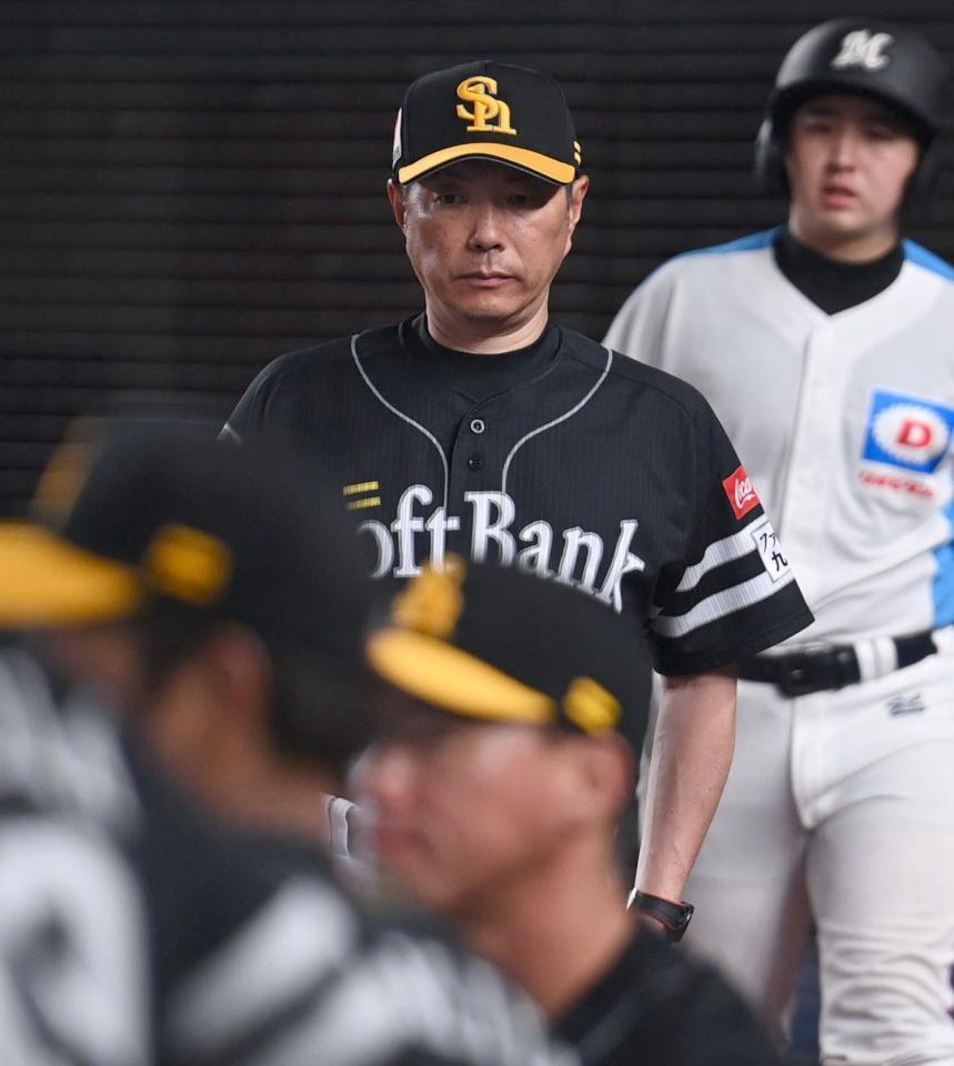 　７回、投手交代を告げた小久保監督（撮影・開出牧）