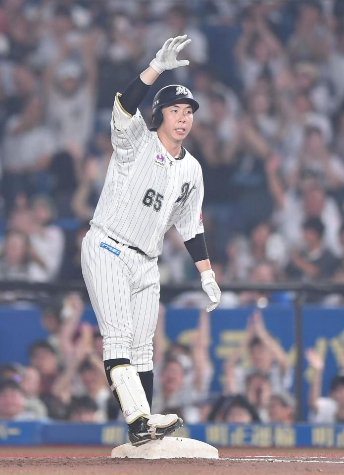 　６回、同点の中前適時打を放ちポーズを決める代打・寺地（撮影・開出牧）