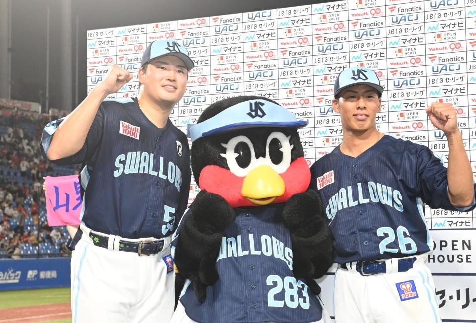 　ガッツポーズをする村上（左）と山野（撮影・園田高夫）