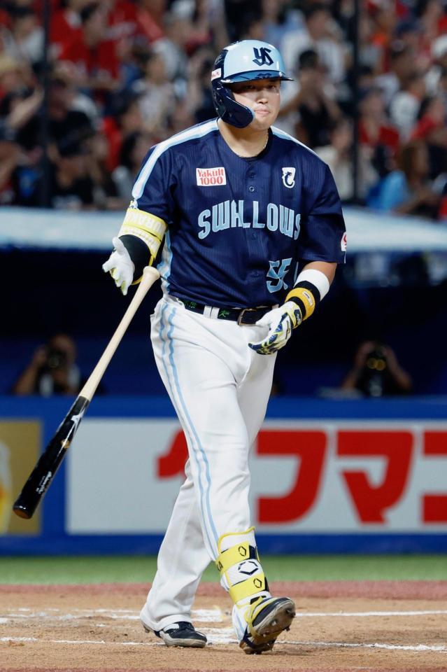 　８回、村上が中越えにこの試合３本目の本塁打を放つ