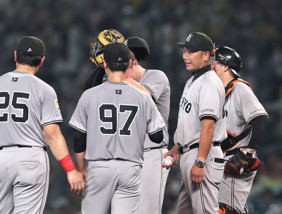 　５回途中、マウンドの井上（９７）に声を掛ける阿部監督（右から２人目）＝撮影・北村雅宏