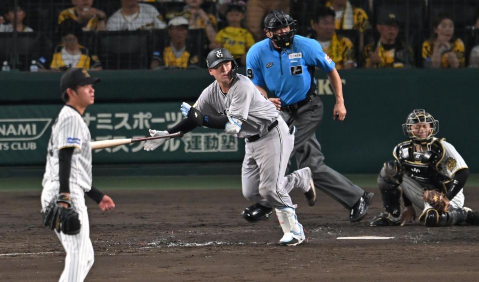 　５回、猛打賞となる同点二塁打を放つ岸田（撮影・飯室逸平）