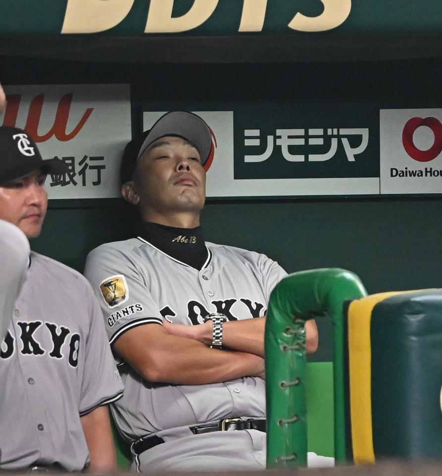 　７回、ベンチで厳しい表情の阿部監督（撮影・西田忠信）