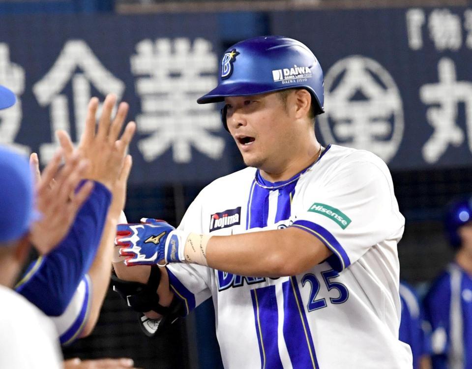 　３回、筒香は２打席連続本塁打を放ち、ベンチにがい旋する（撮影・佐藤厚）