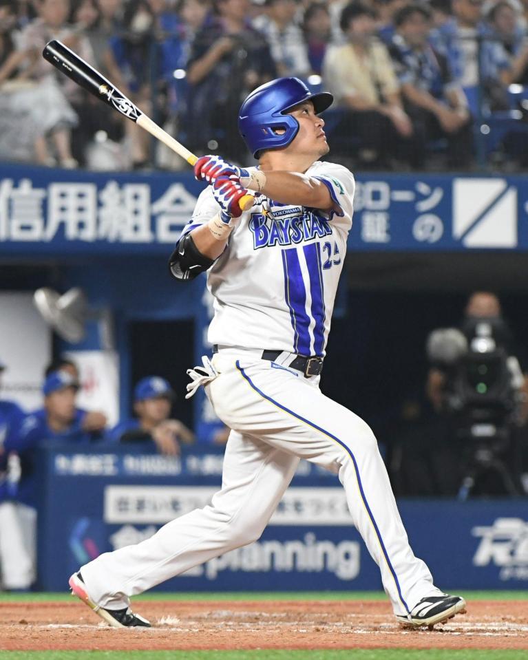 　１１回、筒香は右中間にこの日３本目となる１４号２ランを放つ（撮影・佐藤厚）