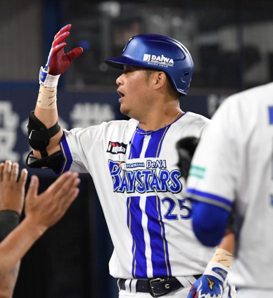 　３回、筒香は２打席連続本塁打を放ち、ベンチにがい旋する（撮影・佐藤厚）