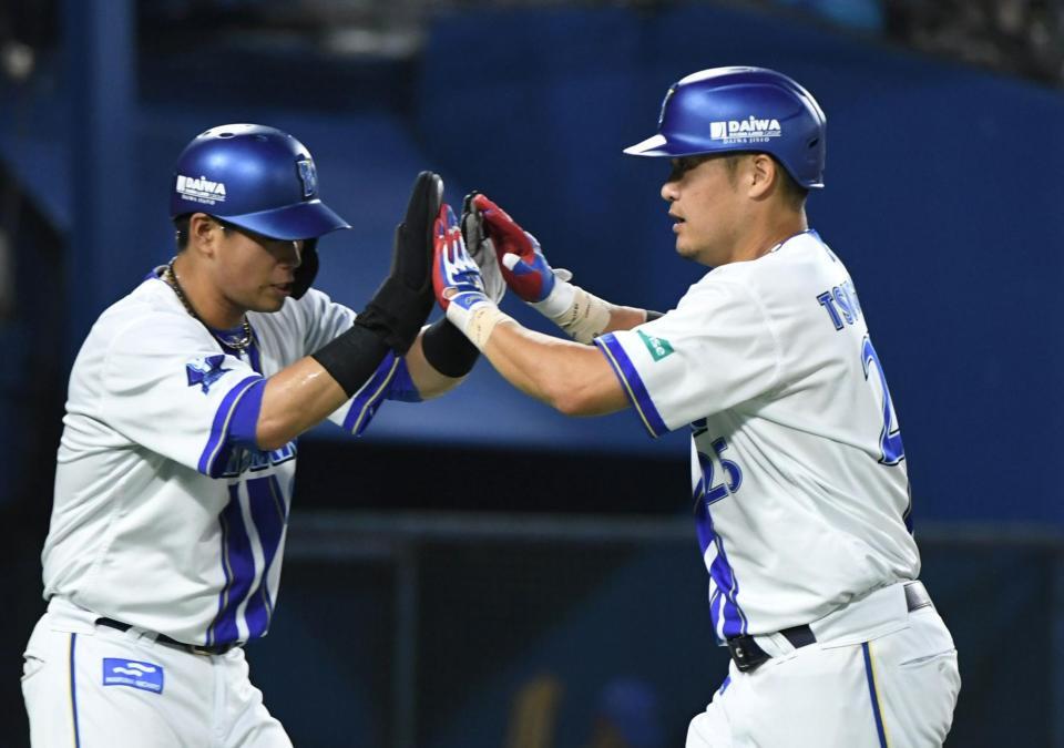 　１回、筒香（右）は右中間に１２号同点２ランを放ち、蝦名に迎えられる（撮影・佐藤厚）