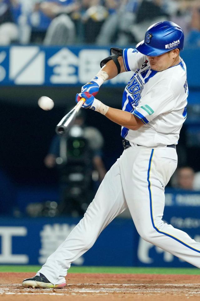 　１１回、筒香が右中間にこの試合３本目の本塁打となる２ランを放つ