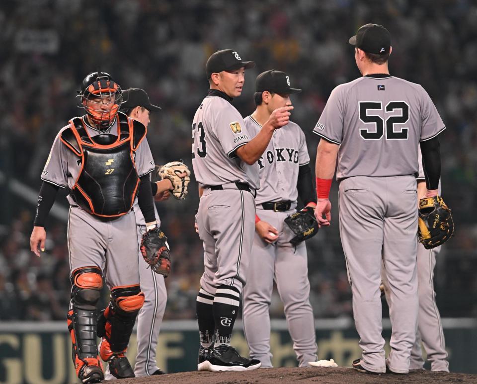 　５回途中、井上の交代を告げ自らマウンドに向かった阿部監督（中央）＝撮影・西田忠信