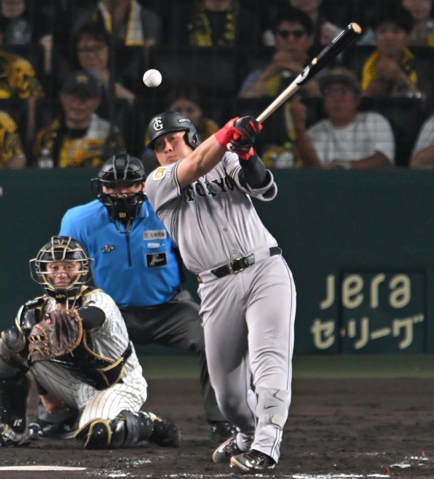 　７回、左前打を放つ岡本（撮影・飯室逸平）