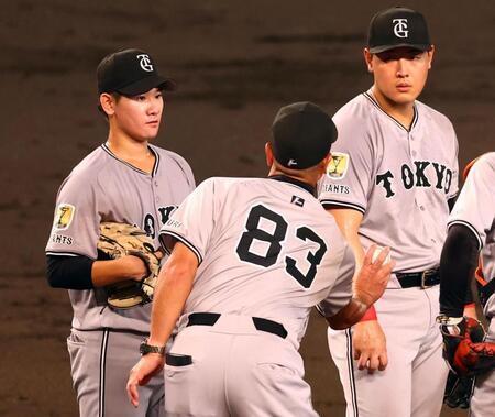 　５回途中、降板する井上（中央は阿部監督）＝撮影・山口登