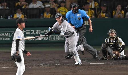 　５回、猛打賞となる同点二塁打を放つ岸田（撮影・飯室逸平）