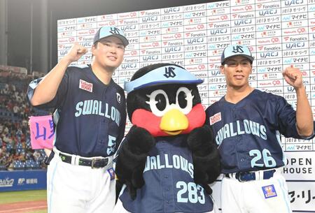 　ガッツポーズをする村上（左）と山野（撮影・園田高夫）