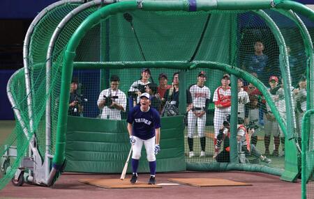 　打撃練習をするＫＯＢＥ　ＣＨＩＢＥＮ・松井秀喜氏（撮影・中田匡峻）